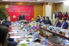 Phó Thủ tướng Vương Đình Huệ thăm và chút Tết tại Agribank. (Ảnh: CTV)