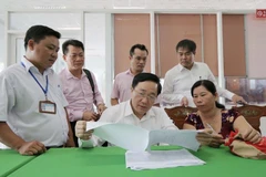 Tổng Giám đốc Dương Quyết Thắng trao đổi về sử dụng vốn vay với tổ viên tại xã Hỏa Tiến. (Ảnh: CTV)