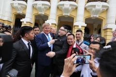 Cặp đôi 'Trump-Kim Jong-un' tươi cười chụp ảnh cùng người dân Hà Nội