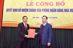 Phó Thống đốc Đào Minh Tú trao quyết định cho tân Chánh văn phòng NHNN. (Nguồn: NHNN)