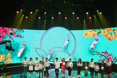 Các em nhỏ "lá chưa lành" của chương trình góp mặt trong tiết mục múa mở màn của đêm gala. (Ảnh: CTV/Vietnam+)