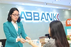 Giao dịch tại ABBANK. (Ảnh: CTV)