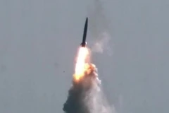 Hàn Quốc phóng thử thành công 2 lửa đạn đạo phóng từ tàu ngầm