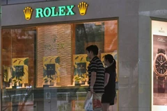 Thụy Sĩ cấm xuất hàng xa xỉ tới Nga, Italy thu tài sản doanh nhân Nga