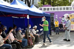Số ca mắc mới thấp nhất trong 1 tháng, Hong Kong khôi phục các dịch vụ