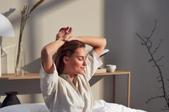 Phải làm sao với gương mặt sưng húp mỗi buổi sáng khi thức dậy?