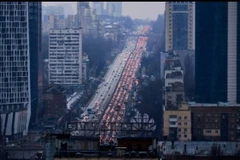 [Video] Dòng xe rời khỏi Kiev khi Nga mở chiến dịch ở Donbass