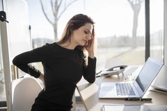 Các chuyên gia lý giải tại sao ngồi làm việc cả ngày khiến bạn mệt mỏi
