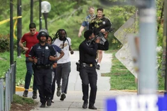 Nổ súng khiến nhiều người bị thương, Mỹ phong tỏa một khu phố ở thủ đô