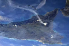 Italy: Núi lửa Etna phun khói và tro bụi khiến sân bay phải đóng cửa