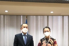 Đại sứ Phan Chí Thành (bên trái) và Phó Tổng Thư ký Liên hợp quốc kiêm Thư ký điều hành ESCAP Armida Salsiah Alisjahbana tại buổi làm việc. (Ảnh: TTXVN phát)