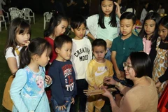 Thiếu nhi Việt Nam tại Nga và Campuchia vui đón Tết Trung Thu