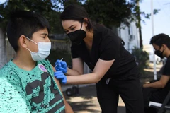 Hong Kong dự định dùng vaccine Pfizer của người lớn tiêm cho trẻ em 