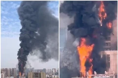 Video tòa nhà chọc trời cháy dữ dội ở Trung Quốc, khói cao hàng km
