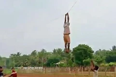 Nam thanh niên bị diều kéo lơ lửng trên không trung cao cả chục mét