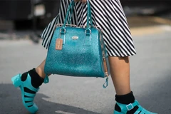 Sự trở lại của jelly sandals - cứu tinh mùa mưa cho tín đồ thời trang