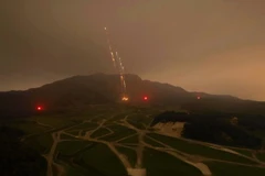 Trực thăng Mỹ diễn tập bắn đạn thật tại Hàn Quốc sau 3 năm gián đoạn