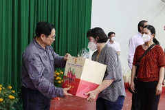 Thủ tướng chúc Tết công nhân có hoàn cảnh khó khăn tại Vĩnh Long