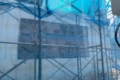 Phù điêu ghi lại chiến công thời Kháng chiến chống Mỹ tại mặt phố Nguyễn Thái Học (Nguồn: Vietnam+)