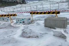 Sóng lớn "nuốt chửng" bãi biển Bondi trứ danh ở Australia