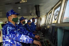 Những con tàu rời cảng cho đất liền đón Tết Nguyên đán an vui 