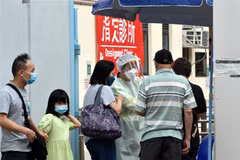 Hong Kong khó có thể thực hiện giãn cách xã hội theo đúng lộ trình