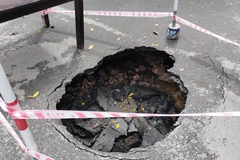 Hà Nội: "Hố tử thần" bất ngờ xuất hiện tại khu đô thị Linh Đàm 