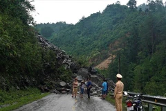 Sạt lở gây ách tắc giao thông trên Quốc lộ 32 đoạn qua Yên Bái