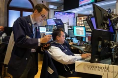 Thị trường chứng khoán thế giới và giá dầu đều "lao dốc"