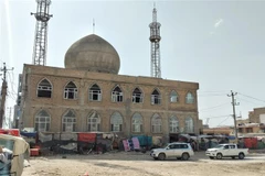 Toàn cảnh Thánh đường Hồi giáo ở thành phố Mazar-i-Sharif, Afghanistan sau vụ đánh bom, ngày 21/4. (Ảnh: AFP/TTXVN)