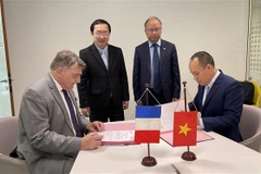 Bộ trưởng Huỳnh Thành Đạt (bên trái) chứng kiến lễ ký Bản ghi nhớ hợp tác giữa Cục Ứng dụng và phát triển công nghệ và Ngân hàng đầu tư công quốc gia Pháp. (Ảnh: Nguyễn Thu Hà/TTXVN)