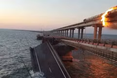 Đánh bom làm sập 2 nhịp cầu vượt biển nối với bán đảo Crimea