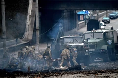 Binh sỹ Ukraine tại khu vực giao tranh với lực lượng Nga ở thủ đô Kiev, ngày 26/2. (Ảnh: AFP/TTXVN)