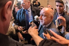 Bộ trưởng Dầu mỏ Iran Bijan Zanganeh (ảnh, giữa) trong cuộc họp báo tại Vienna, Áo ngày 29/11. (Nguồn: EPA/TTXVN)