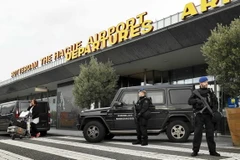 Cảnh sát vũ trang Hà Lan kiểm soát lối vào sân bay Rotterdam. (Nguồn: EPA/TTXVN)