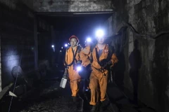 Lực lượng cứu hộ làm nhiệm vụ tại hiện trường vụ nổ mỏ than. (Nguồn: THX/TTXVN)