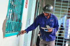 Sửa chữa các buồng tại Cơ sở điều trị nghiện ma túy Đồng Nai sau khi bị học viên cai nghiện ma túy đập phá. (Ảnh: Sỹ Tuyên/TTXVN)