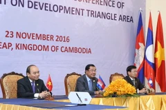 Thủ tướng Nguyễn Xuân Phúc, Thủ tướng Campuchia Samdech Hun Sen và Thủ tướng Lào Thongloun Sisoulith gặp gỡ báo chí sau khi kết thúc Hội nghị Cấp cao CLV9. (Ảnh:Thống Nhất/TTXVN)