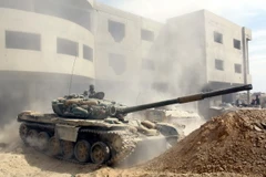 Binh sỹ Syria trong chiến dịch truy quét phiến quân tại Jobar, phía đông thủ đô Damascus, Syria. (Nguồn: THX/TTXVN)