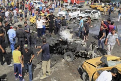 Hiện trường một vụ đánh bom ở Iraq. (Nguồn: AP)