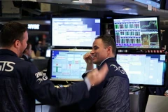 Giao dịch viên làm việc tại Sàn giao dịch chứng khoán New York, Mỹ. (Nguồn: THX/TTXVN)