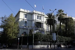 Bên ngoài tòa nhà Đại sứ quán Pháp tại Athens. (Nguồn: AP/TTXVN)