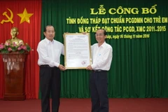 Ông Đoàn Tấn Bửu, Phó Chủ tịch UBND tỉnh Đồng Tháp, trao Quyết định đạt chuẩn phổ cập giáo dục cho trẻ em 5 tuổi cho Sở Giáo dục và Đào tạo tỉnh Đồng Tháp. (Ảnh: Chương Đài/TTXVN)