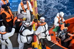 Lực lượng cứu hộ giải cứu người di cư trên Địa Trung Hải. (Nguồn: AFP/TTXVN)