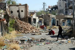 Cảnh đổ nát sau cuộc giao tranh giữa các lực lượng Chính phủ Yemen và quân nổi dậy ở thành phố Taez. (Nguồn: AFP/TTXVN)