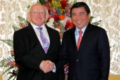 Chủ tịch UBND TP.Hồ Chí Minh Nguyễn Thành Phong và Tổng thống Cộng hòa Ireland. (Ảnh: Thanh Vũ/TTXVN)