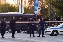 Cảnh sát điều tra tại khu vực phía trước tòa nhà Đại sứ quán Pháp ở Athens sau vụ tấn công. (Nguồn: AFP/TTXVN)