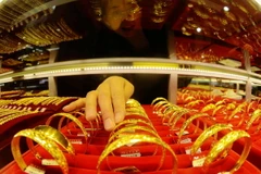 Trang sức bằng vàng được bày bán tại một cửa hàng ở thành phố Thao Đảo, tỉnh Sơn Đông, Trung Quốc. (Nguồn: AFP/TTXVN)