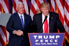 Tổng thống mới đắc cử Donald Trump (phải) phát biểu sau khi giành chiến thắng trong cuộc bầu cử Tổng thống Mỹ tại New York. (Nguồn: EPA/ TTXVN)