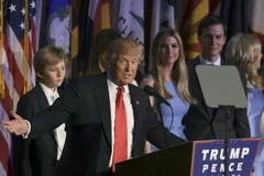 Tổng thống mới đắc cử Donald Trump (trái) phát biểu sau khi giành chiến thắng. (Nguồn: AFP/TTXVN)